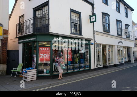 Gli amanti dello shopping visita Sidmouht High Street, East Devon, Regno Unito Foto Stock