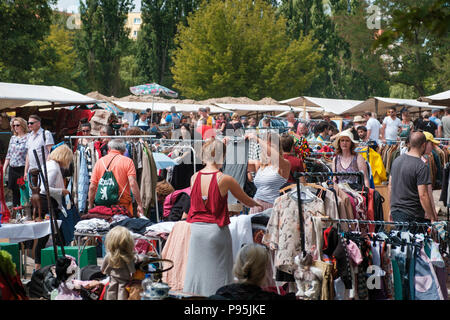 Berlino, Germania - Luglio 2018: Ragazze cercando vestiti e moda su affollato mercato delle pulci ( Mauerpark Flohmarkt) a Berlino , Germania Foto Stock