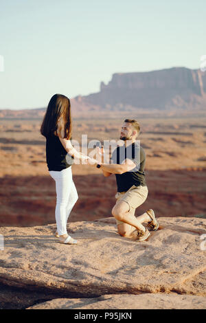 Il fidanzato di proporre alla moglie in Arizona Foto Stock