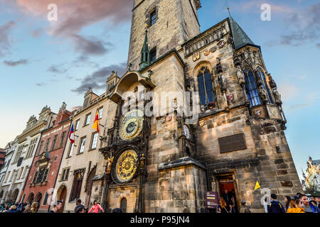 Turisti visitano la medievale Orologio Astronomico nella piazza della Città Vecchia di Praga, Repubblica Ceca Foto Stock