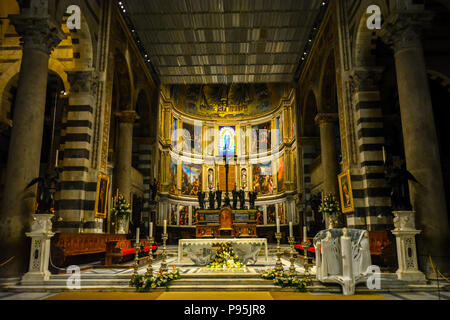 L'interno altare rinascimentale con opere d'arte religiosa all'interno del Duomo di Pisa cattedrale della città toscane di Pisa, Italia. Foto Stock