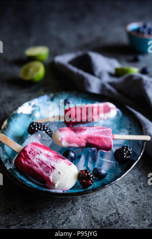 In casa mirtillo, mora e key lime popsicles Foto Stock