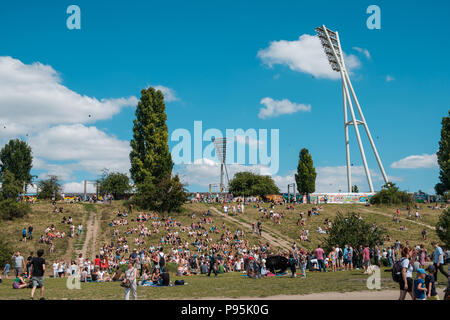 Berlino, Germania - Luglio 2018: molte persone nelle affollate Park (Mauerpark) su una soleggiata domenica di estate a Berlino, Germania Foto Stock