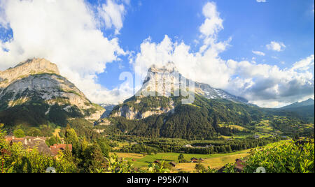 Vista panoramica dell'iconico Schreckhorn e montagne Eiger visto da Grindelwald village, regione di Jungfrau dell'Oberland Bernese, Svizzera Foto Stock