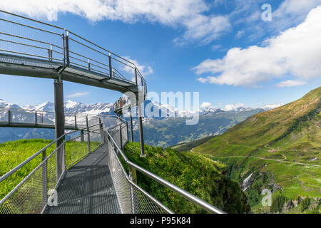 Piattaforma di Osservazione a Grindelwald-First, regione di Jungfrau dell Oberland Bernese, Alpi, Svizzera con vedute dell'Eiger, Monsch e monte Jungfrau Foto Stock