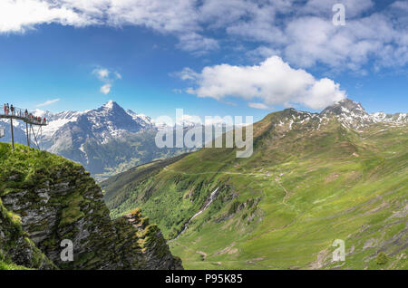 Vista da Grindelwald-First dell'Eiger, Bachlager cascata e montagna Faulhorn, regione di Jungfrau dell Oberland Bernese, Alpi, Svizzera Foto Stock
