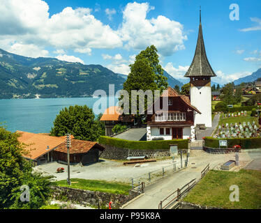 Vista della Torre e orologio del piccolo locale Leissigen chiesa nel villaggio di Leissigen sulle rive del lago di Thun, Oberland bernese, Svizzera Foto Stock