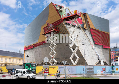 La costruzione del rivestimento sul nuovo e spettacolare museo di arte Landesgalerie Niederösterreich, a Krems, Austria inferiore Foto Stock