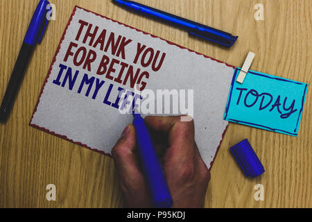 Conceptual la scrittura a mano che mostra la ringrazio per essere nella mia vita. Business photo testo amare qualcuno per essere al vostro fianco uomo azienda carta marcatore clo Foto Stock