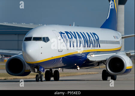 A Ryanair Boeing 737-8come taxi lungo la pista dell'aeroporto di Manchester mentre si prepara a decollare. Foto Stock