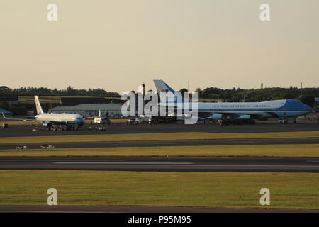 92-9000, un Boeing VC-25A "Air Force 1', e 09-0016, un Boeing C-32A 'SAM45', all'Aeroporto di Prestwick poco dopo l'arrivo del presidente Donald Trump. Foto Stock