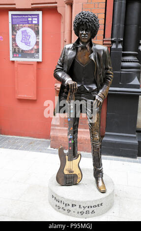 Una statua di bronzo di rockstar Phil Lynott memorializes tardo cantante e bassista della band Thin Lizzy. Dublino, Irlanda. Foto Stock