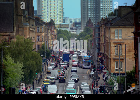 Ora di punta della congestione del traffico inquinamento su Great Western Road, Glasgow city centre vetture autobus prospettiva street view Foto Stock