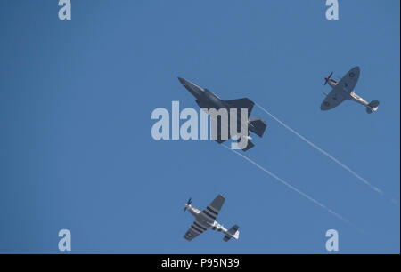 Un U.S. Air Force F-35un fulmine II, P-51D Mustang e VS Spitfire eseguire un patrimonio USAF volo durante il 2018 Royal International Air Tattoo (RIAT) a RAF Fairford, Regno Unito (UK) il 14 luglio 2018. Questo anno di RIAT ha celebrato il centenario della RAF e ha messo in evidenza che gli Stati Uniti hanno sempre una forte alleanza con il Regno Unito. (U.S. Air Force foto di TSgt Brian Kimball) Foto Stock