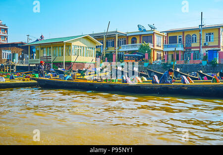 NYAUNGSHWE, MYANMAR - 19 febbraio 2018: Il viaggio in barca al Lago Inle è la principale attrazione di Nyaungshwe - famosa località turistica, situato in montagna Foto Stock