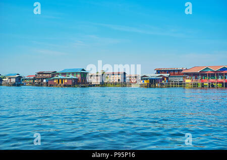 Il vecchio di legno palafitte del villaggio Intha, situato sul Lago Inle e popolari fra i turisti, Myanmar. Foto Stock