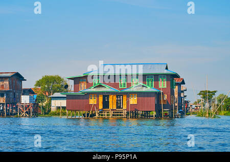 Villaggio Intha sul Lago Inle è popolare tra i turisti che visitano architettura locale da barche durante le escursioni, visitando i ristoranti locali e la mano Foto Stock