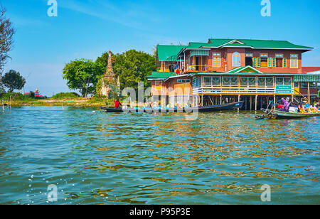 INPAWKHON, MYANMAR - 18 febbraio 2018: gita in barca sul Lago Inle con vista sui resti del borgo medievale di Stupa e la palafitta del laboratorio artigianale, Foto Stock