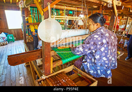 INPAWKHON, MYANMAR - 18 febbraio 2018: i laboratori tessili sul Lago Inle sono famosi per la qualità artigianale di tessuti di cotone, seta e lotus, pro Foto Stock