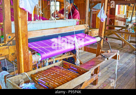 INPAWKHON, MYANMAR - 18 febbraio 2018: artigianale di produzione tessile è uno dei principali artigianato sul Lago Inle, workshop locali offrono la seta e cotone Foto Stock