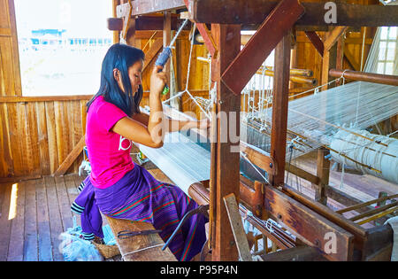 INPAWKHON, MYANMAR - 18 febbraio 2018: Produzione di lotus tessuto - il più costoso materiale in workshop sul Lago Inle, il 18 febbraio in Inpawkho Foto Stock