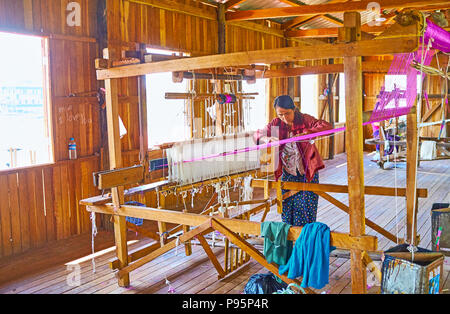 INPAWKHON, MYANMAR - 18 febbraio 2018: Il processo di fabbricazione in officina tradizionali con telai in legno sul Lago Inle, il 18 febbraio in Inpawk Foto Stock