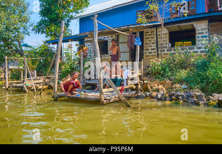 YWAMA, MYANMAR - 18 febbraio 2018: Il sorridente teens birmani accolgono i turisti sul Lago Inle, il 18 febbraio in Ywama. Foto Stock