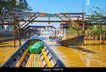 YWAMA, MYANMAR - 18 febbraio 2018: lo stretto canale nel centro del paese è piena di floating canoe barche con i turisti e la gente del posto e il 18 febbraio ho Foto Stock