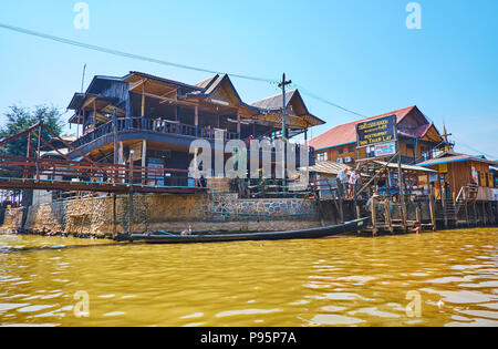 YWAMA, MYANMAR - 18 febbraio 2018: Le costruzioni di legno con terrazze all'aperto sono tradizionali per i villaggi sul Lago Inle, il 18 febbraio in Ywam Foto Stock