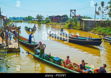 Lago Inle, MYANMAR - 18 febbraio 2018: i turisti e pellegrini partenza dopo la visita di Hpaung Daw U Pagoda nel villaggio di Ywama, il 18 febbraio in Inl Foto Stock