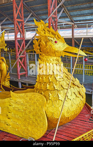 Lago Inle, MYANMAR - 18 febbraio 2018: Karaweik è il mitico bramino duck, decorare festosa e la barca si trova nel riparo coperto di Hpaung Daw U Pa Foto Stock
