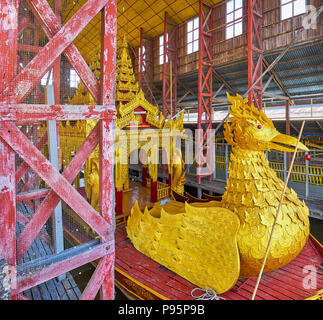 Lago Inle, MYANMAR - 18 febbraio 2018: il grande uccello dorato -Karaweik (bramino duck) decora festosa chiatta di Hpaung Daw Pagoda U per portare oro Foto Stock