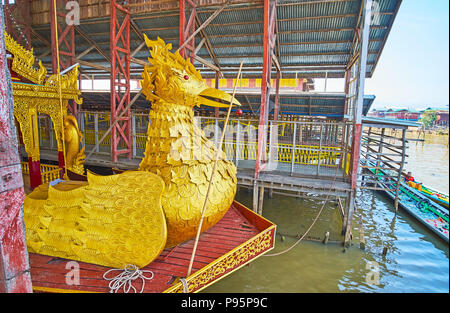 YWAMA, MYANMAR - 18 febbraio 2018: la statua scolpita di uccello dorato -Karaweik (bramino duck) sulla chiatta festosa di Hpaung Daw Pagoda U, il 18 febbraio Foto Stock