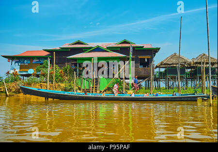 YWAMA, MYANMAR - 18 febbraio 2018: la coloratissima casa in legno su palafitte con piccoli padiglioni serve come il turista cafe sul Lago Inle, il 18 febbraio ho Foto Stock