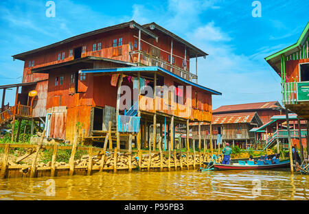 YWAMA, MYANMAR - 18 febbraio 2018: Il villagescape con vecchi edifici in legno, strade strette sul Lago Inle acque e floating canoe, il 18 febbraio Foto Stock