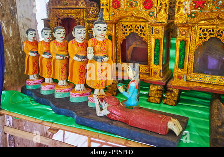 In legno intagliato sculture su temi buddista in stallo del mercato turistico di Inn Thein (Indein) mercato sul Lago Inle, Myanmar. Foto Stock