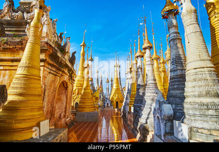 Passeggiata tra gli stupa dorato di santuario medievale di Inn Thein immagine del Buddha, situato in Indein (Inn Thein) villaggio - uno dei luoghi di interesse su In Foto Stock