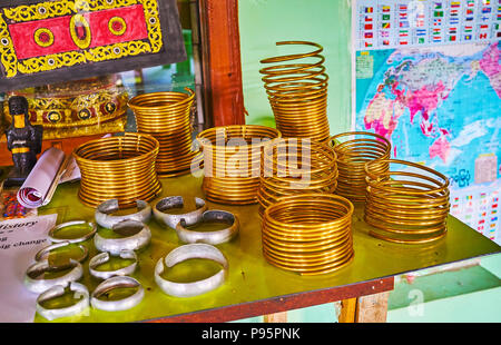 Lago Inle, MYANMAR - 18 febbraio 2018: la mostra in un autentico laboratorio con esempi di ottone collo anelli di Padaung Kayan donne, famosa anche come Foto Stock