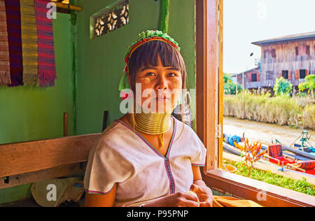 Lago Inle, MYANMAR - 18 febbraio 2018: Il ritratto di Padaung Kayan lungo collo donna seduta alla finestra del workshop, il 18 Febbraio su Inle Foto Stock