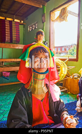 Lago Inle, MYANMAR - 18 febbraio 2018: Il ritratto di senior Padaung Kayan collo lungo la donna nel tradizionale velo colorato e numerosi rin in ottone Foto Stock