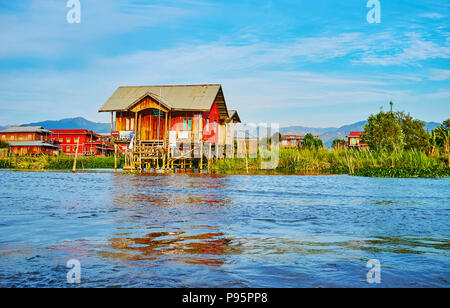 YWAMA, MYANMAR - 18 febbraio 2018: La piccola casa in legno su palafitte nelle acque del Lago Inle serve come ufficio postale del villaggio, il 18 febbraio Foto Stock