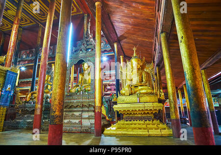 YWAMA, MYANMAR - 18 febbraio 2018: Esplorare Nga Phe Chaung Monastero di jumping gatti e godere di conserve di immagini di Buddha e intricato modello intagliato Foto Stock