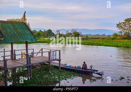 YWAMA, MYANMAR - 18 febbraio 2018: la vista sulle acque del Lago Inle e fattorie flottante dal portico di Nga Phe Chaung monastero di Jumping Gatti, su Foto Stock