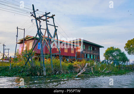 La vista dal Lago Inle su palafitte di legno e di poli di utilità nel villaggio di Ywama, Myanmar. Foto Stock