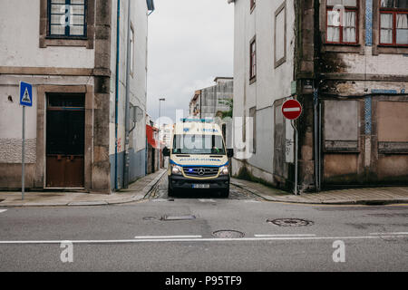 Il Portogallo, Porto, 05 Maggio 2018: un'ambulanza sulla strada della citta'. Aiuto d'emergenza servizio ambulanza 112 Foto Stock