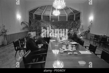 A tarda notte riunione del Vertice di Vladivostock, 1974. Secondo incontro del Presidente Ford e sovietica gen. Segretario di Leonid Brezhnev per parlare di armi nucleari limitazioni e la firma di un comunicato congiunto. Conferenza Hall-Okeansky Sanitarium, Vladivostok, URSS. Il 23 novembre 1974. [Als presenti sono il segretario di Stato Henry Kissinger, Ministro degli esteri Andrei Gromyko, ambasciatore sovietico Anatoly Dobrynin, Brezhnev's interprete personale Victor Sukhodev e altri.] Foto Stock