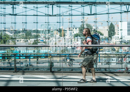 Berlino, Germania - Luglio 2017: giovane con uno zaino viaggiare alla stazione principale (Hauptbahnhof) a Berlino Germania Foto Stock