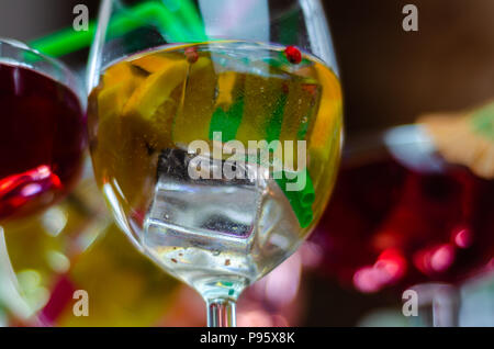 Fresca e dissetante cocktail a base di gin, un caratteristico aroma di erbe, bar Foto Stock