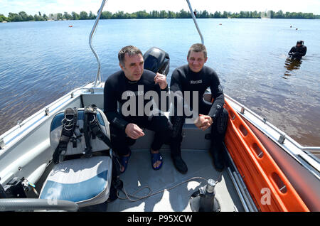 Barca Diving flottante con una polizia bagnini e attrezzature sul fiume Dnieper. Giugno 12, 2018. A Kiev, Ucraina Foto Stock