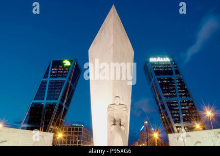 Calvo Sotelo monumento e torri KIO, Vista notte. Plaza de Castilla, Madrid, Spagna. Foto Stock